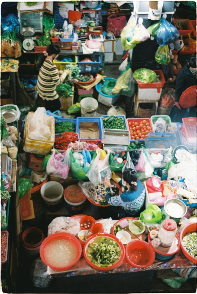 A busy local market with vendors selling fresh vegetables and produce, symbolizing how the Best SEO Agency in Mumbai helps businesses stand out in a competitive marketplace.